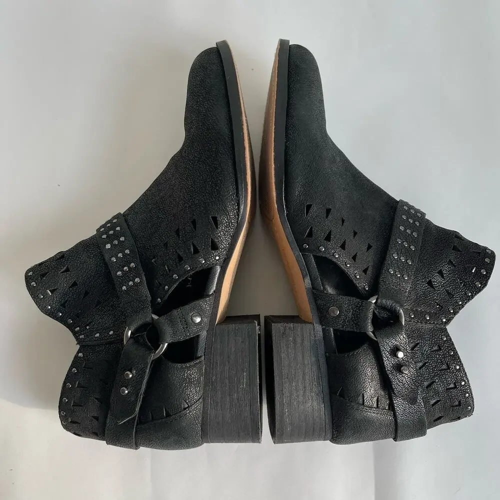 Vince‎ Camuto Calley Leather Studded Harness Ankle Boots Black Booties Size 10